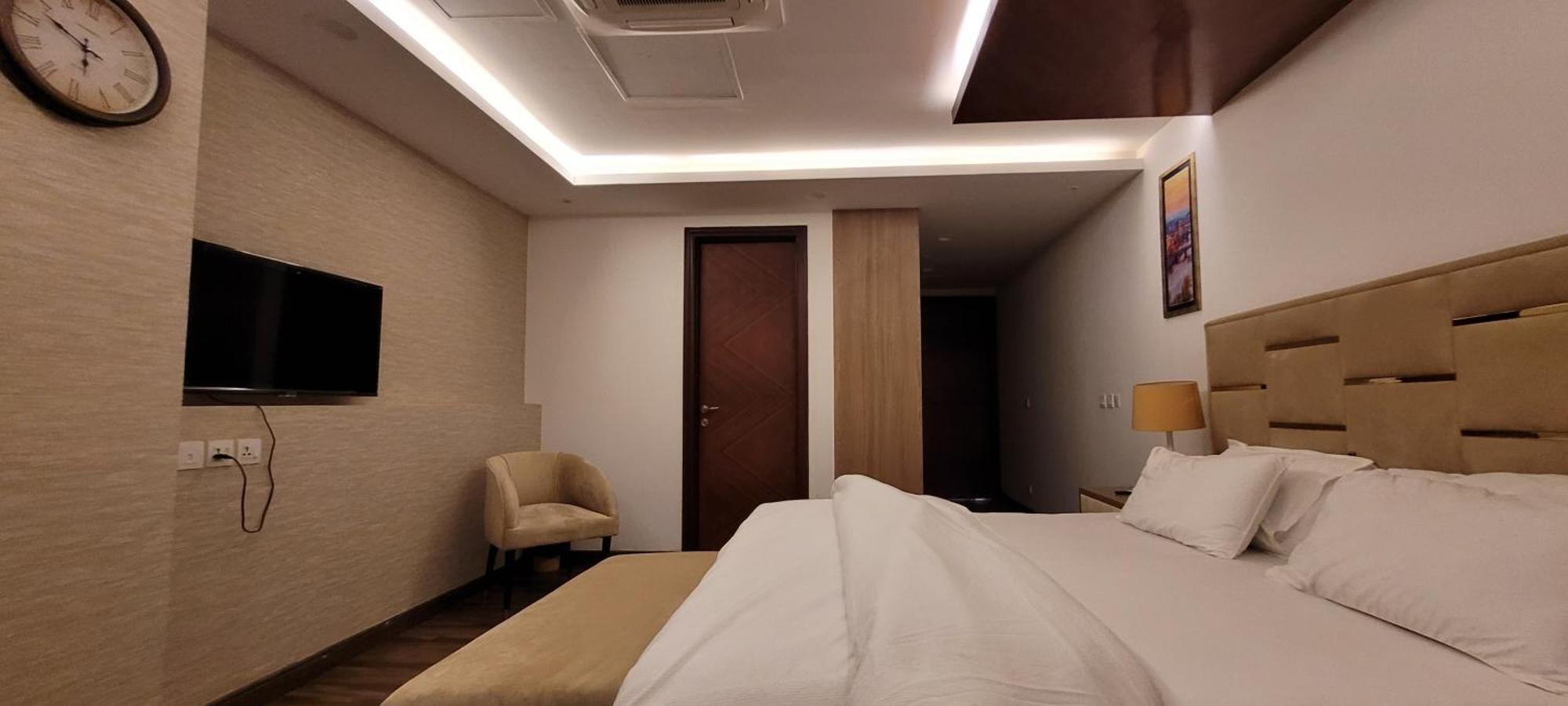 Goldcrest Luxury Apartments ラホール エクステリア 写真